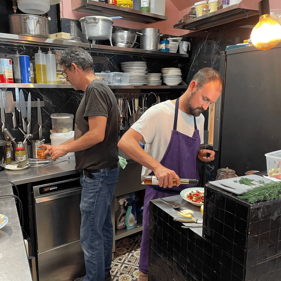 Nico et Florian en cuisine - Les chefs du Caravane Café
